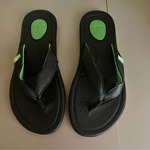 Sanuk women’s yoga mat flip flops